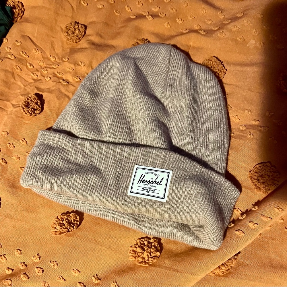 Herschel mauve beanie